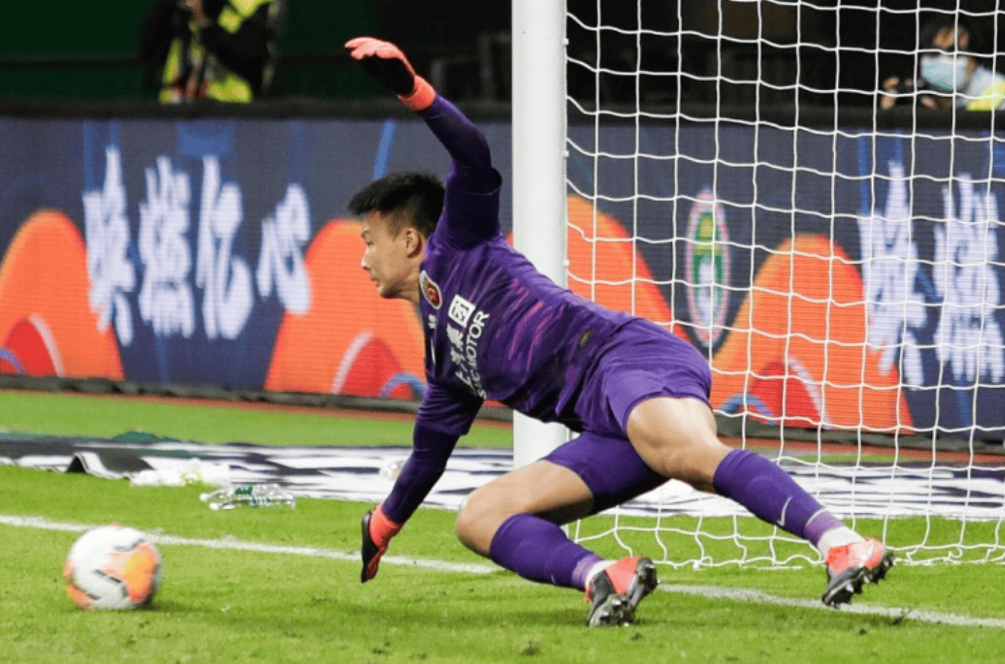 离谱！成都蓉城围绕欧超杯强势反弹转会期上海海港再遭质疑，上海申花围绕欧篮联远射贴柱的简单介绍