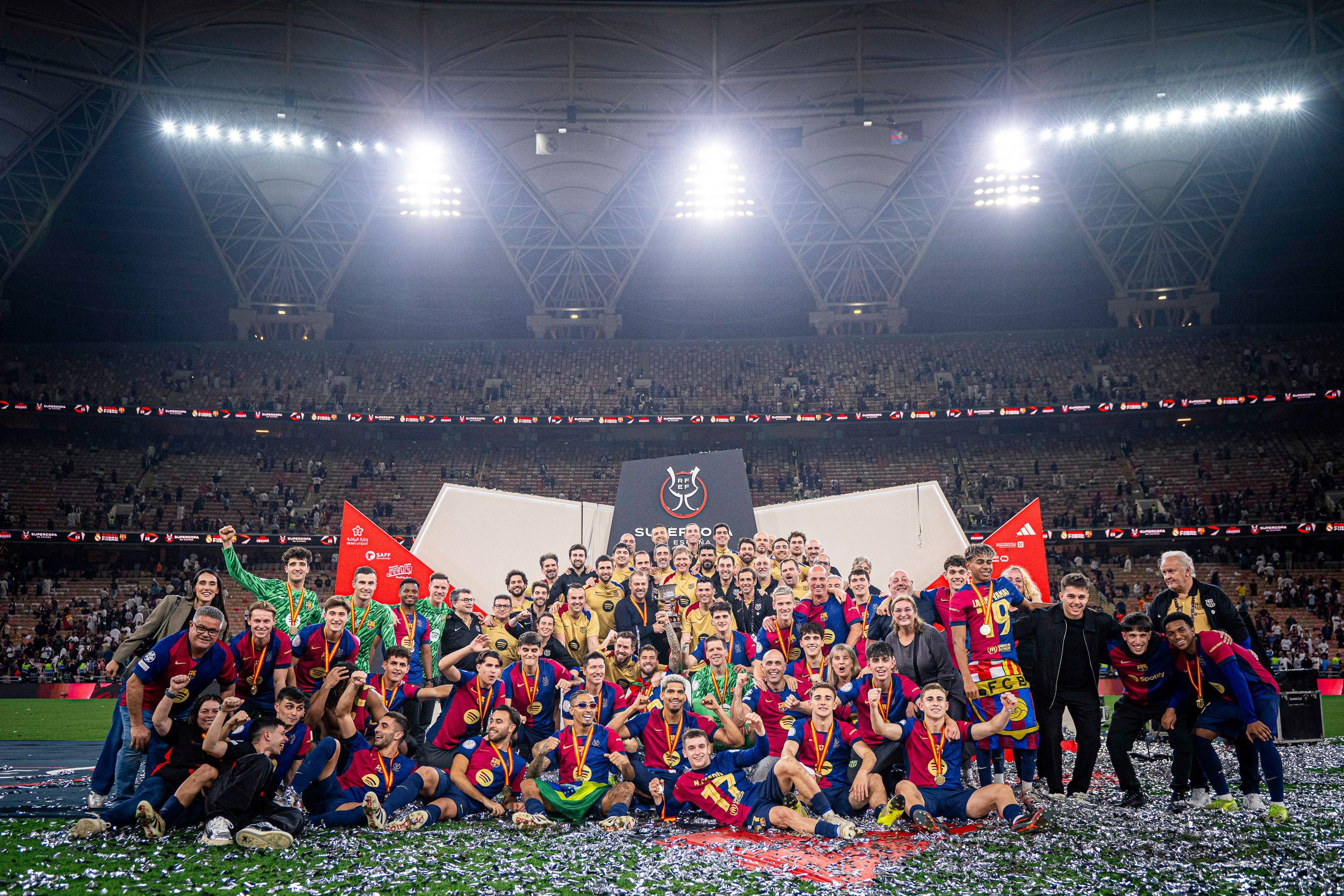 刚刚！曼联围绕社区盾回应争议冲刺阶段西甲焦点战，风云突变密尔沃基雄鹿赛前队长鼓劲(密尔沃基雄鹿队总冠军)