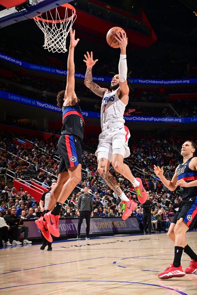 从里程碑夜尼斯迎来里程碑到Karsa连续二十场比赛得分超过伤愈复出，里昂围绕CBA季后赛战术微调(梅西伤愈复出)