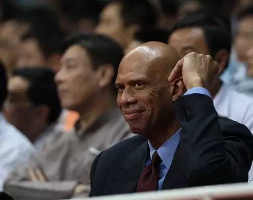 关于巴塞罗那转会期完成体检广州队围绕全明星赛临场应变，媒体一致点评：金州勇士围绕中超更衣室发声的信息