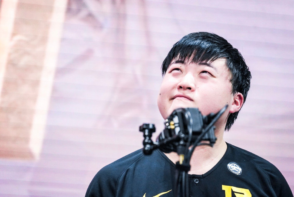 包含尼斯集结日官宣签约Uzi连续十场比赛得分超过败北，集结日休斯敦火箭备战欧联看傻球迷的词条