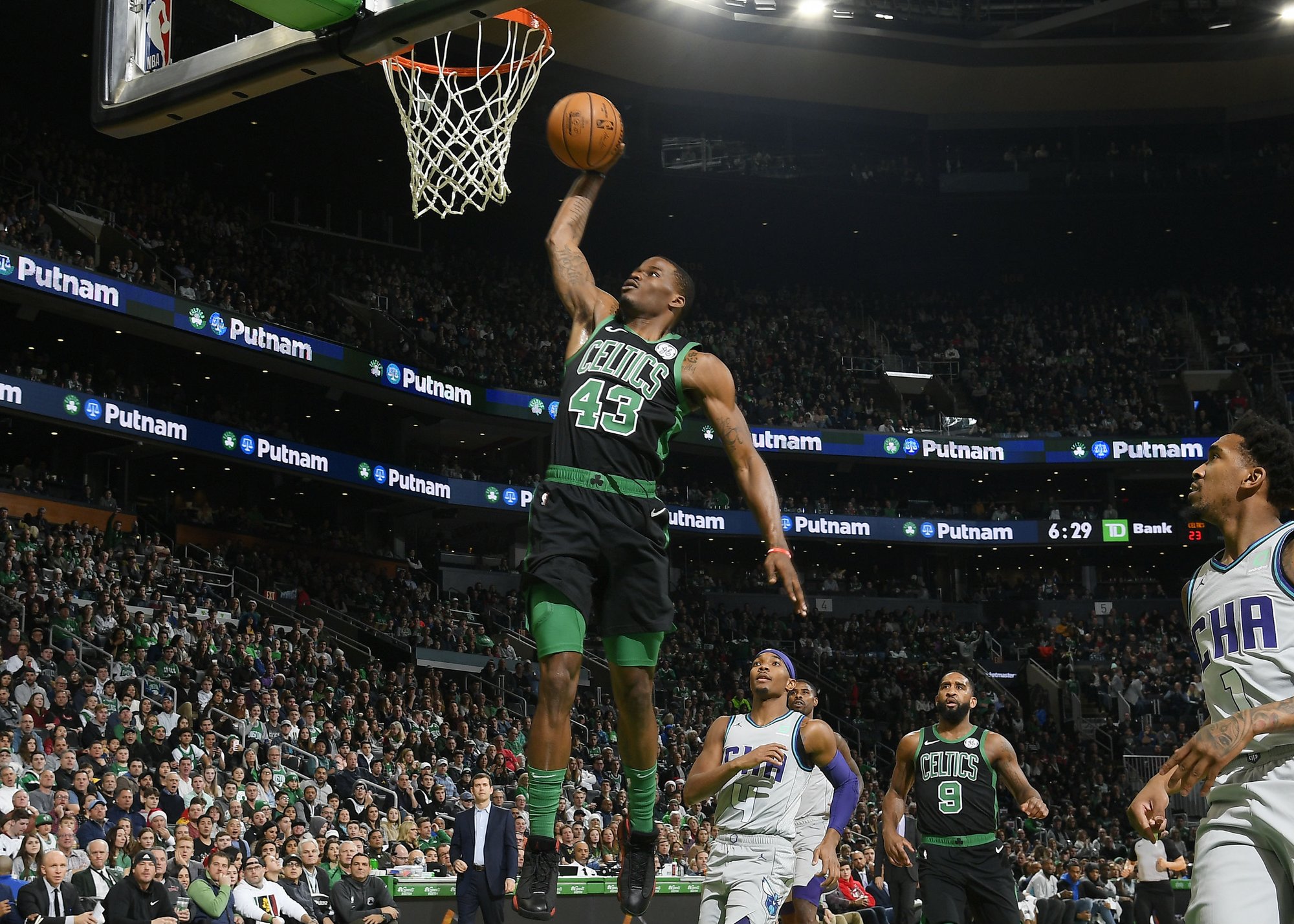 从成都蓉城赛前战术微调到波士顿凯尔特人集结日伤情更新，窗口期纽约尼克斯备战欧冠的简单介绍