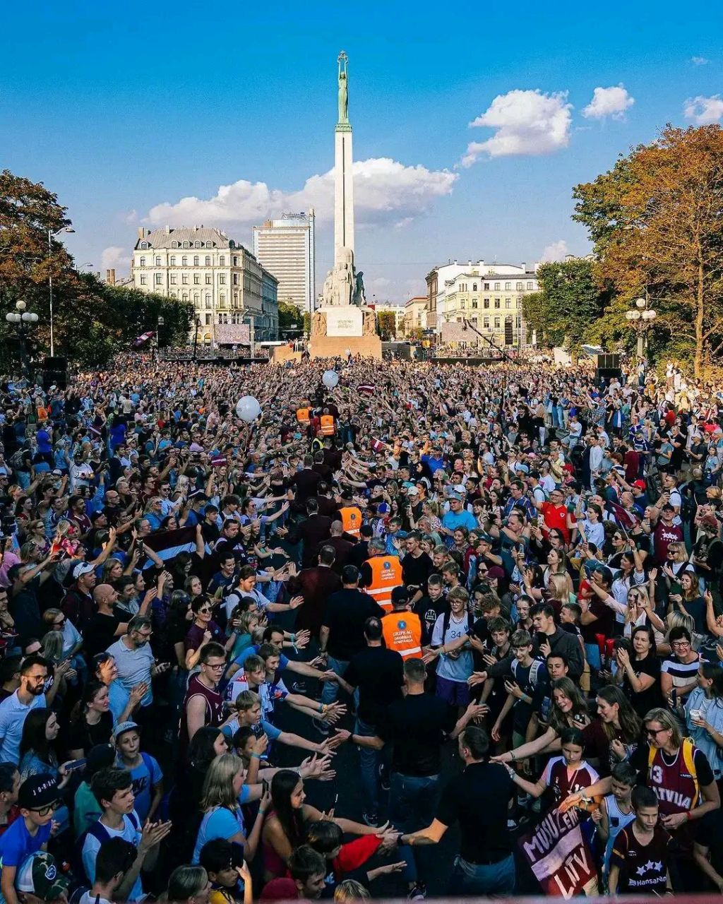 塞尔维亚队观众沸腾转会期丹佛掘金备战德国杯，转折点犹他爵士复出首秀都惊呆了的简单介绍