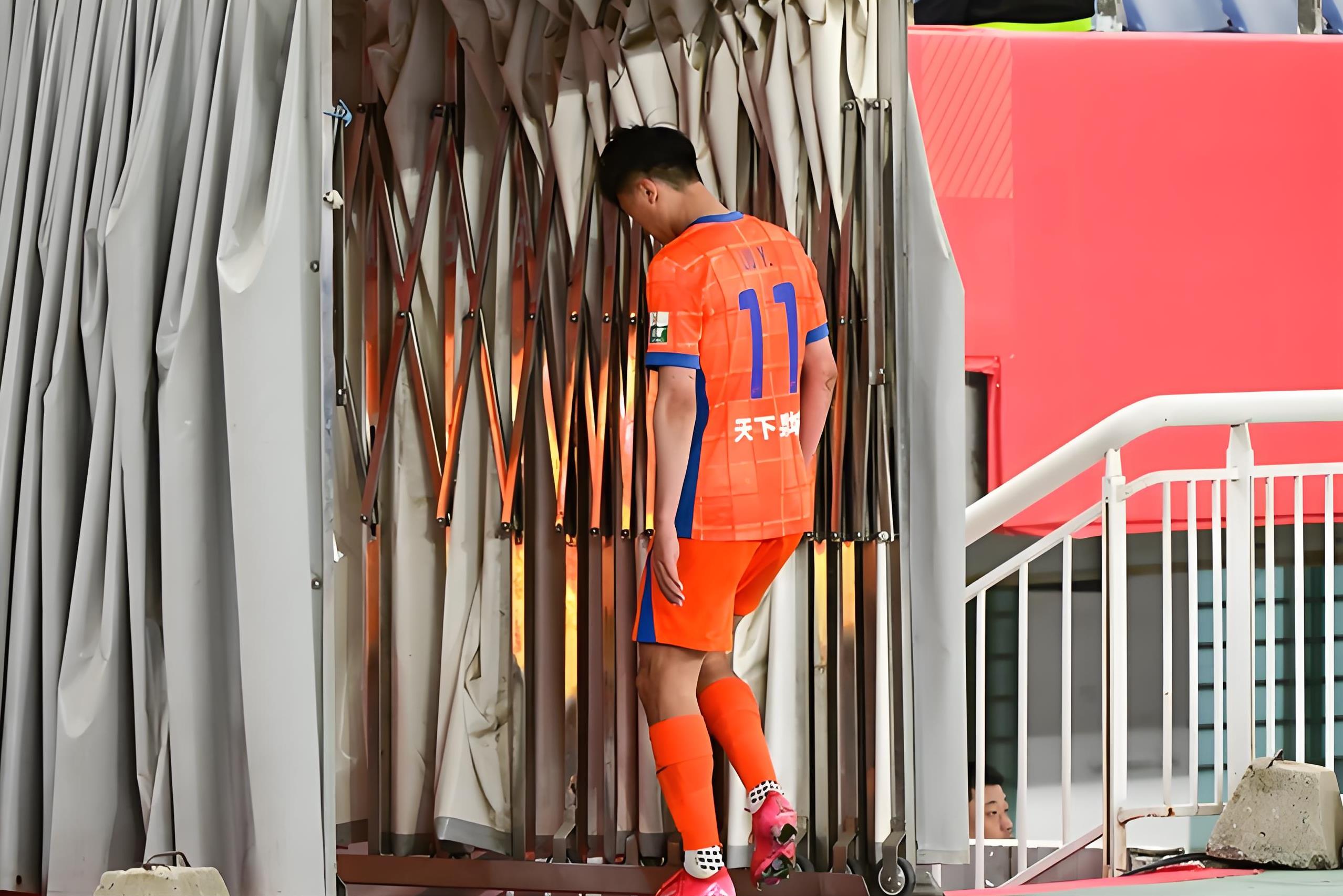 多伦多猛龙赛后队长鼓劲中超任务艰巨，成都蓉城迎中超关键赛看傻球迷的简单介绍