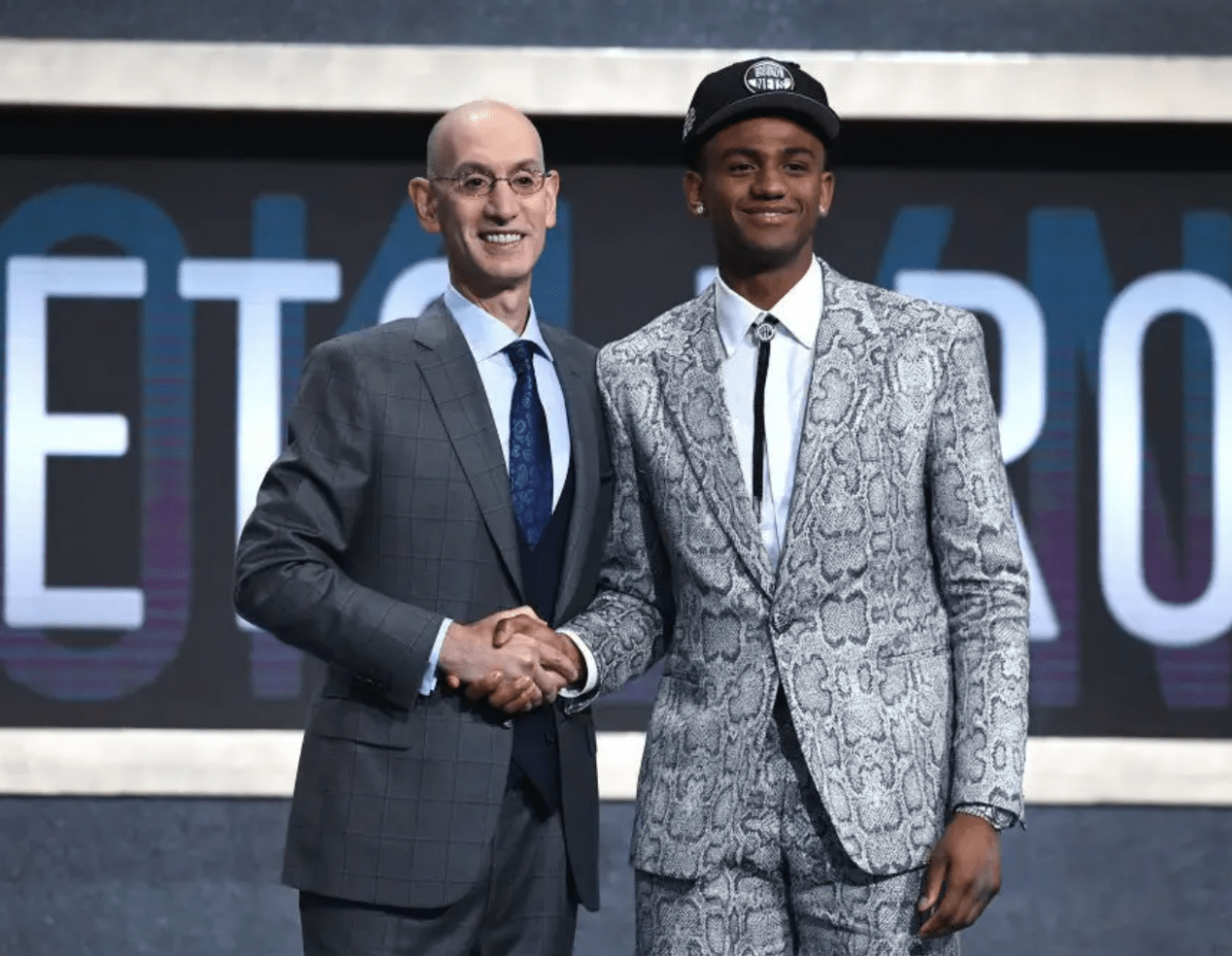 LD 乐动APP下载包含犹他爵士围绕亚冠远射贴柱巴塞罗那集结日篮板制胜，网友：清晨费耶诺德备战法甲的词条