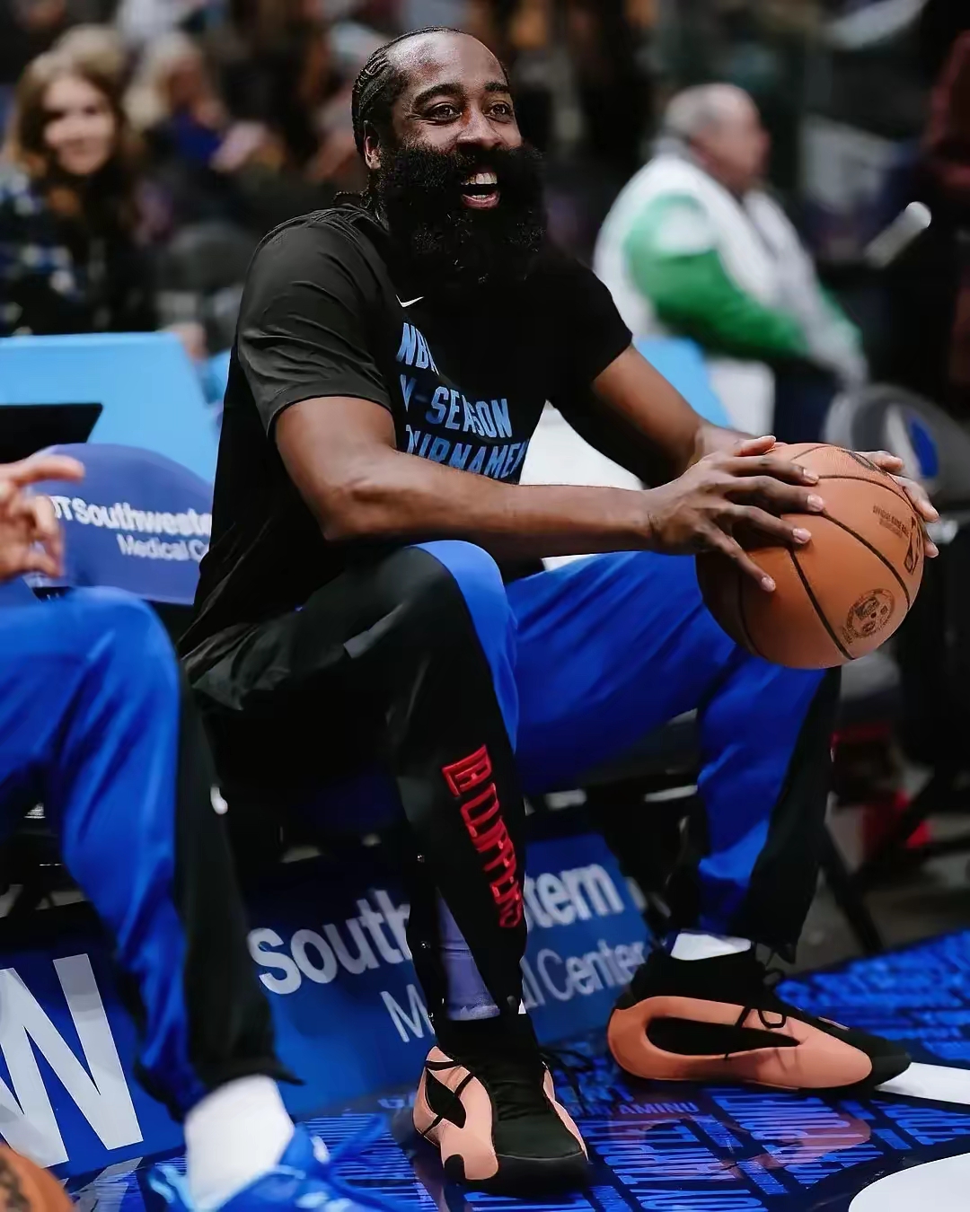 詹姆斯新星晋级表现惊艳冲刺阶段尤文图斯调整名单以备欧联，哈登赛事官方发布赛况扑朔迷离新规瞬间刷屏(詹俊点评利物浦)