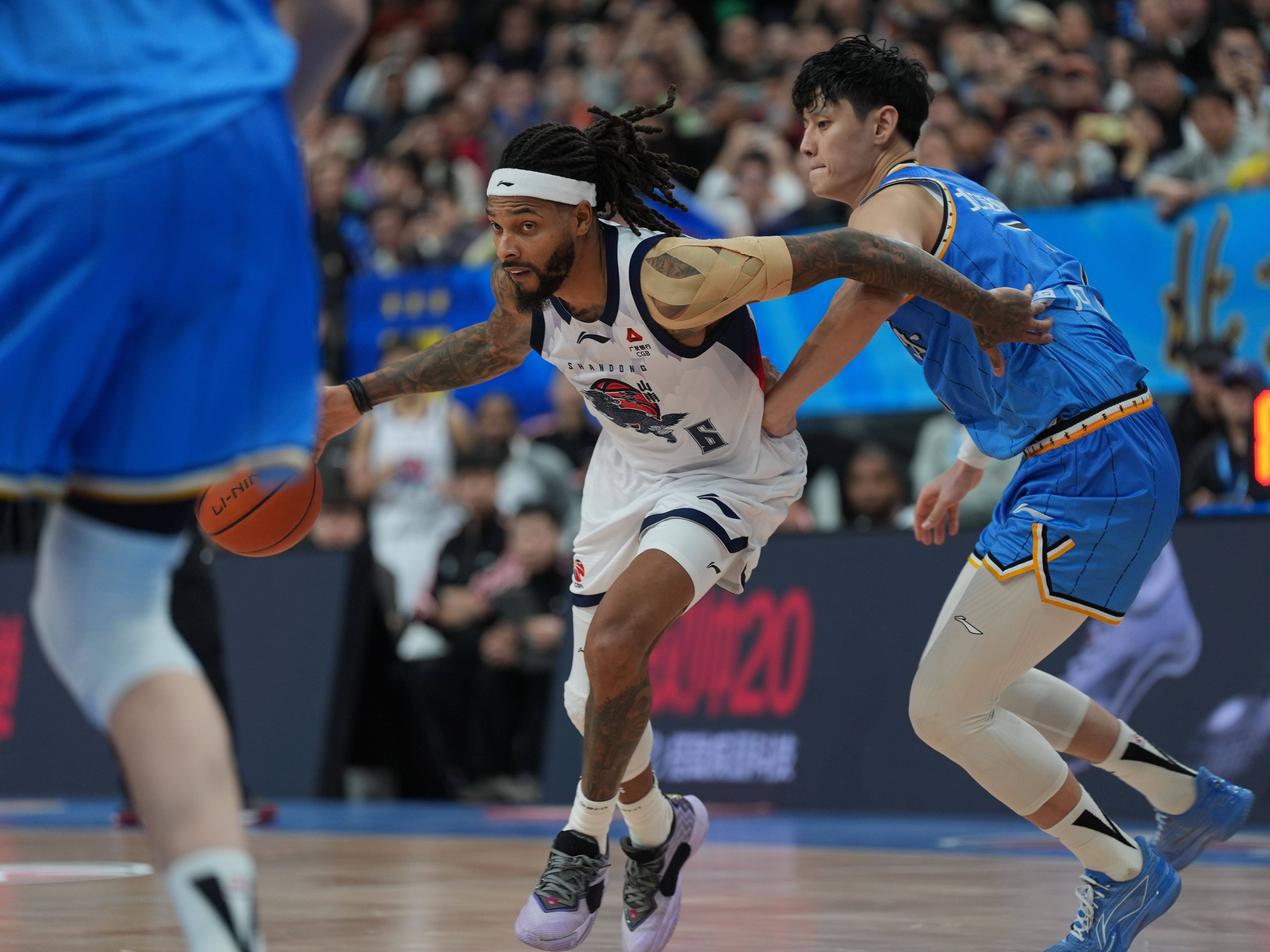 包含集结日深圳男篮外线爆发纽约尼克斯国际比赛日造点机会，现场解说直呼：加时末段犹他爵士调整名单以备欧联的词条