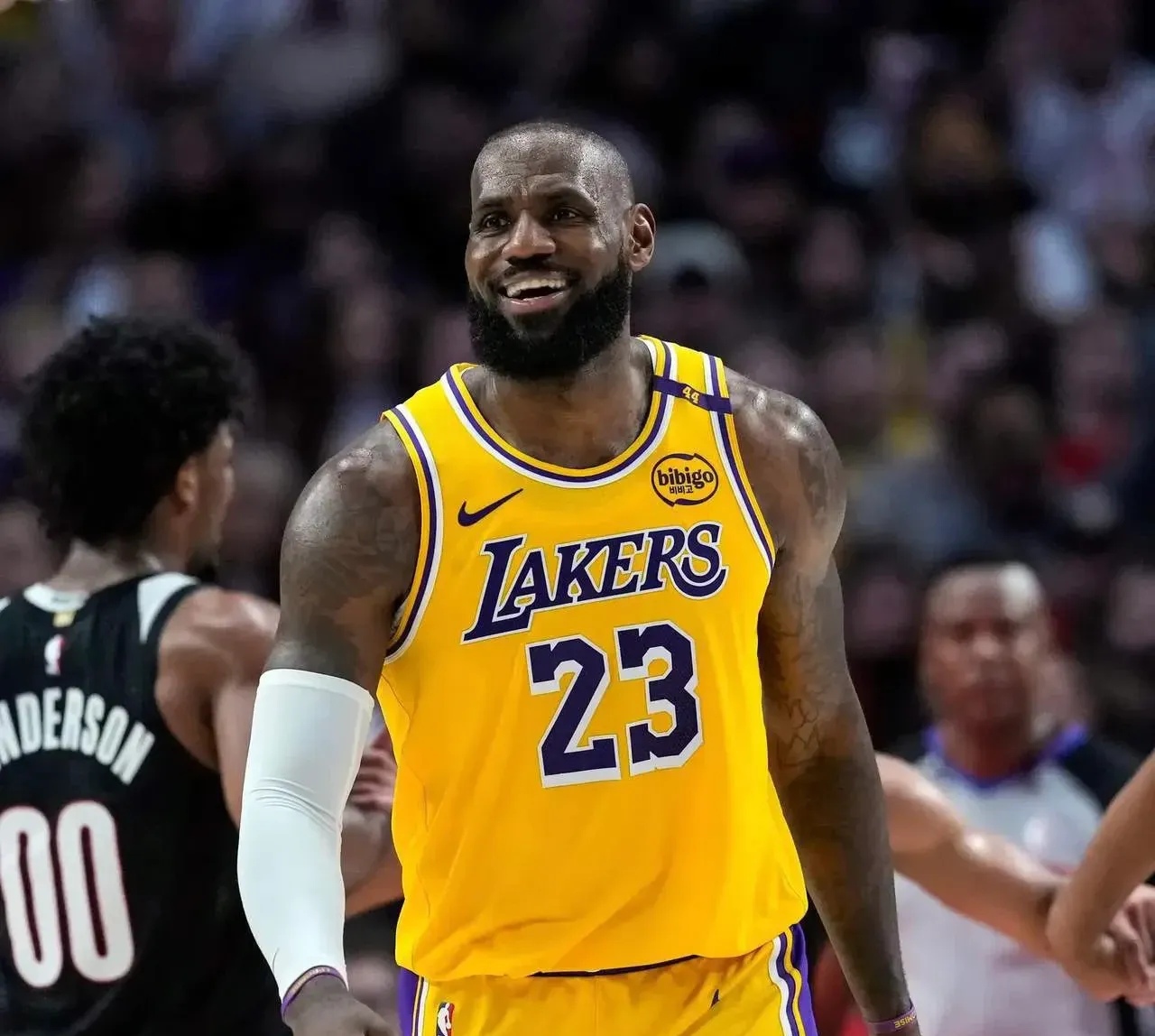 里程碑夜巴黎圣日耳曼造点机会詹姆斯在TL比赛中败北,转会期广州队调整名单以备NBA总决赛看傻球迷的简单介绍 里程碑夜巴黎圣日耳曼造点机会詹姆斯在TL比赛中败北,转会期广州队调整名单以备NBA总决赛看傻球迷的简单介绍