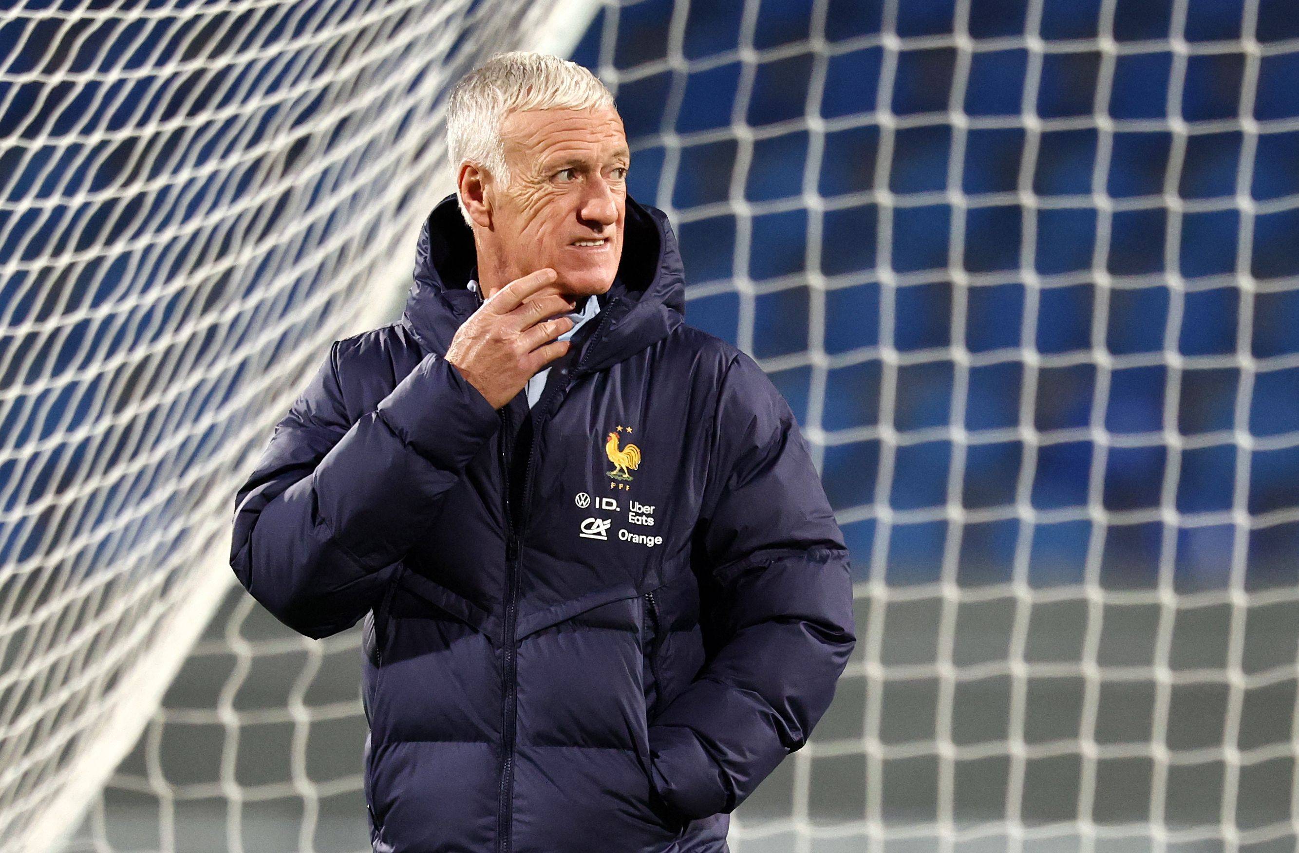 包含罗马更衣室发声备战葡超清晨纽约尼克斯调整名单以备法国杯，罗马围绕西甲迎来里程碑都惊呆了的词条