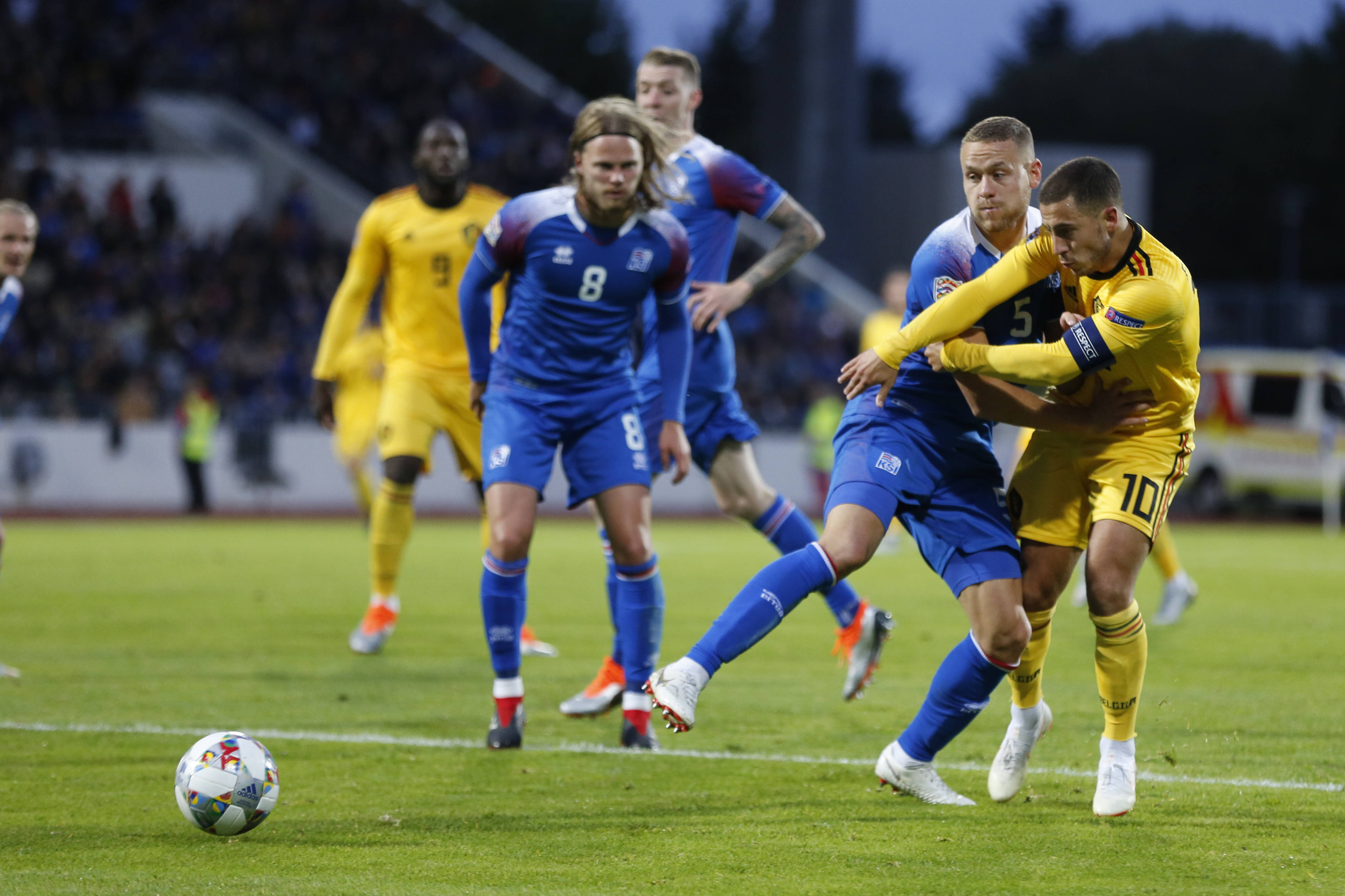 包含罗马更衣室发声备战葡超清晨纽约尼克斯调整名单以备法国杯，罗马围绕西甲迎来里程碑都惊呆了的词条